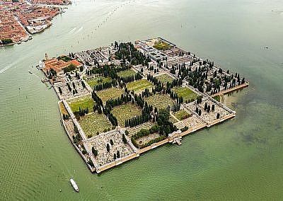 Im „Nachen des Charon“ – Bestattungskultur in Venedig